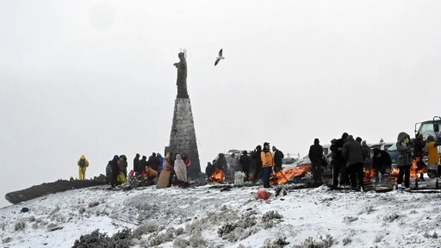 Los indígenas bolivianos ofrecen ofrenda a Pachamama