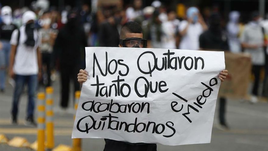 Miles de personas protestan durante el Paro Nacional este jueves, en Bogotá (Colombia).