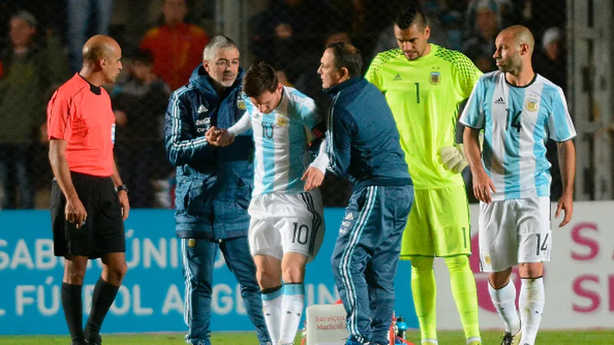 Momento en que Lionel Messi fue retirado de la cancha ante Honduras