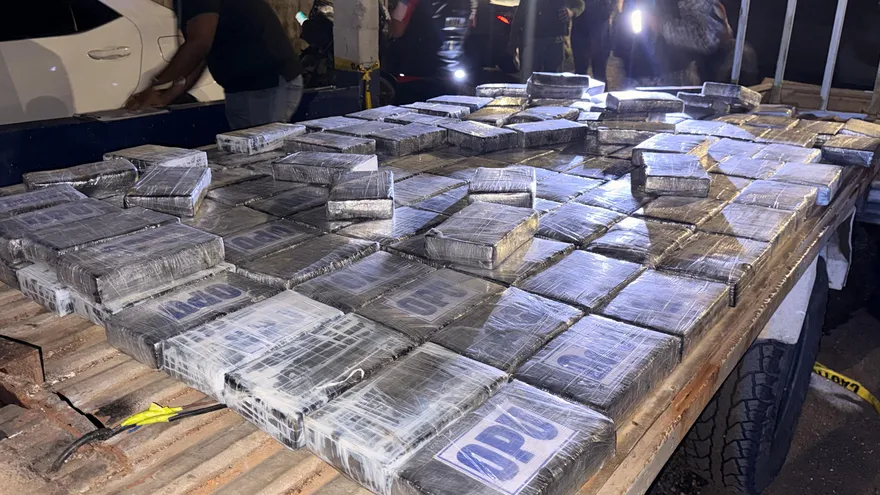 Decomisan 150 paquetes de presunta droga ocultos en un camión en María Chiquita