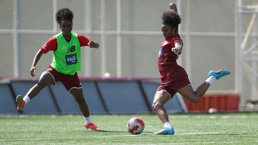 Marta Cox (d) en un entrenamiento de la selección femenina de Panamá