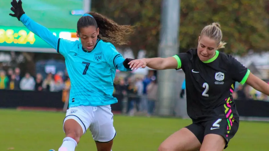 Ericka Araúz (i) durante el primer partido amistoso entre las selecciones femeninas de Panamá y Australia