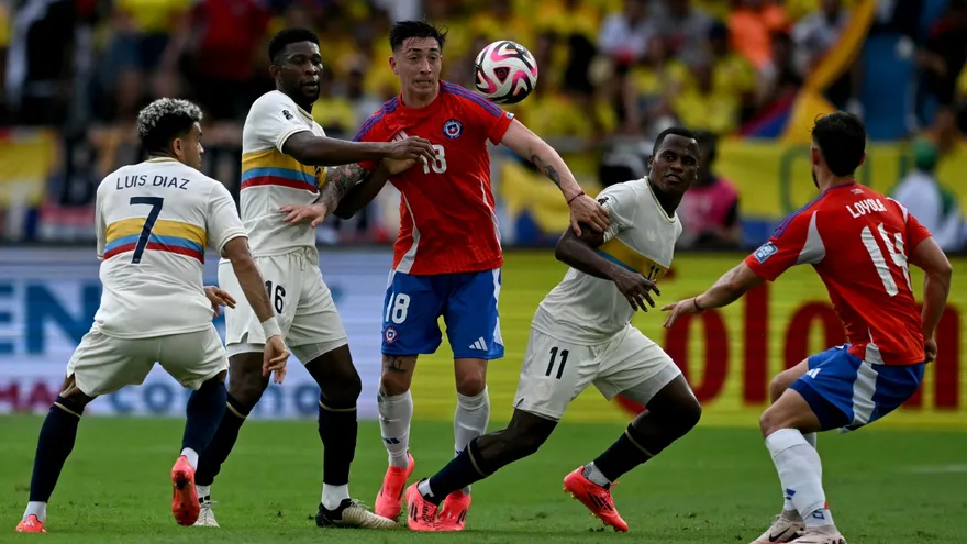 Selecciones de Colombia y Chile en acción