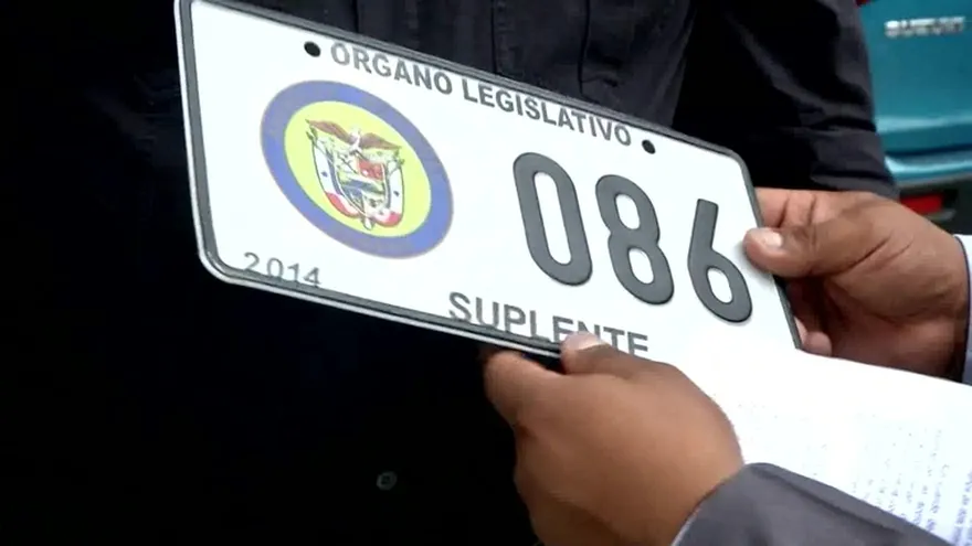 Diputados se rehúsan a entregar sus placas