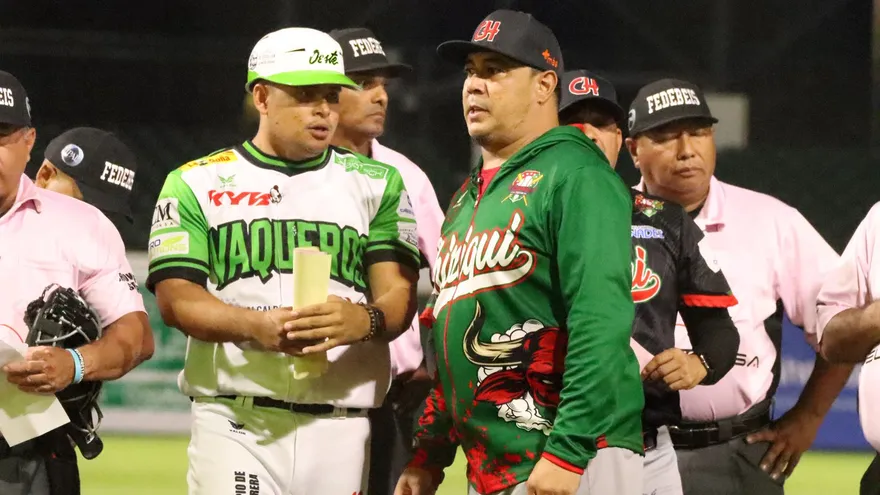 Dimas Ponce (i), manager del equipo de béisbol juvenil de Panamá Oeste, y su colega de Chiriquí, Ángel Chávez (d)