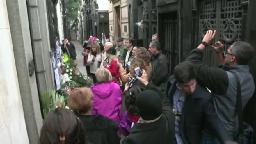 Peronistas se congregan ante lápida de Evita en el 65 aniversario de su muerte