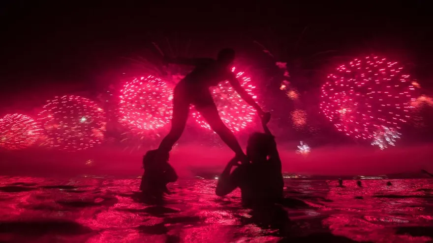 En la playa Río de Janeiro, Copacabana, brasileños esperaron la llegada del 2016.