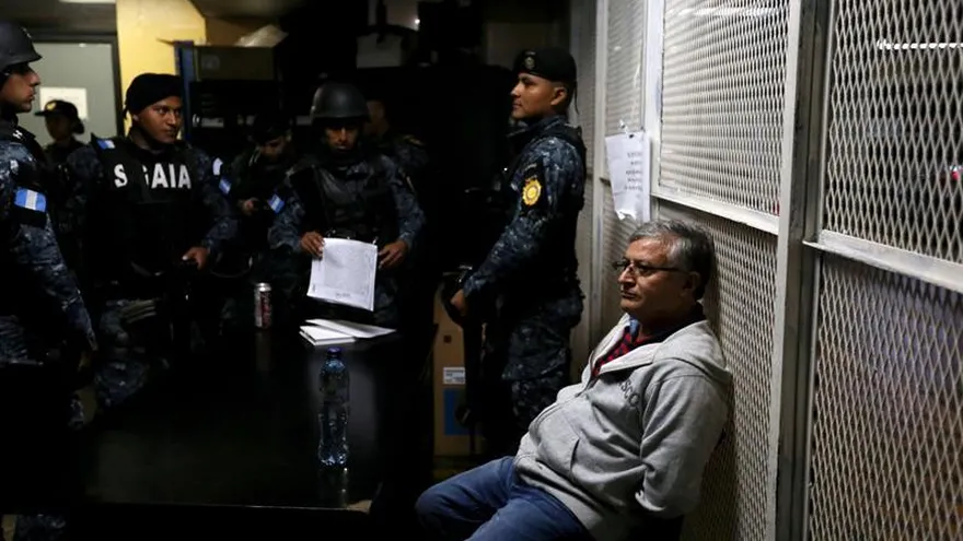 La policía custodia al exjefe de la Superintendencia de Administración Tributaria (SAT), Rudy Villeda (d), hoy, jueves 25 de enero de 2018, en la Torre de Tribunales en Ciudad de Guatemala.