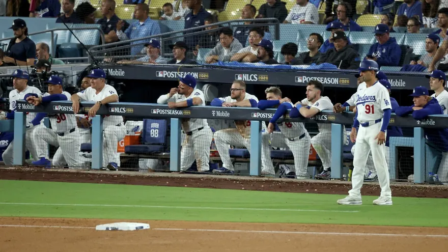 Integrantes de los Dodgers en el dugout de equipo local en el Dodger Stadium