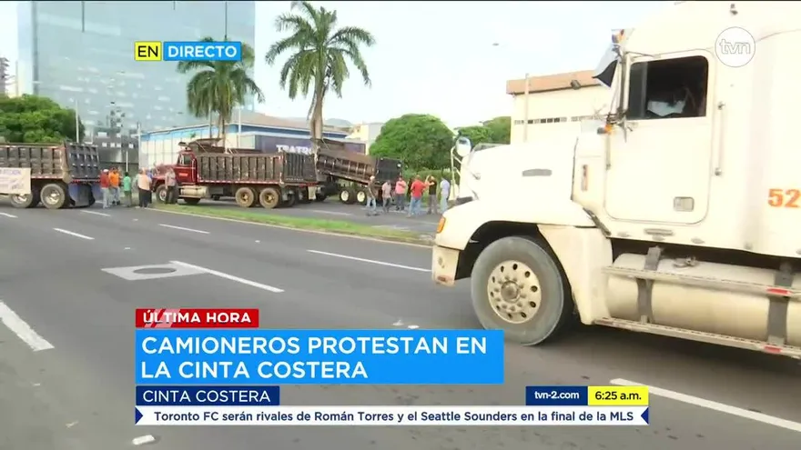 Camioneros protestan y cierran la Avenida Balboa