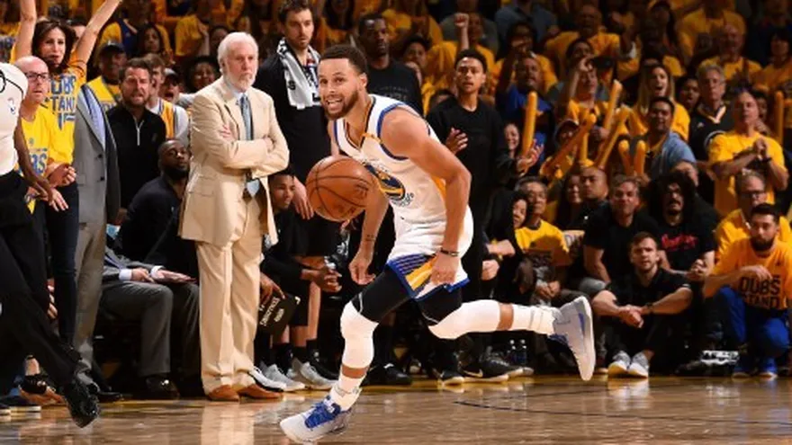 Curry guía a Warriors en triunfo sobre Spurs en final de Conferencia Oeste.
