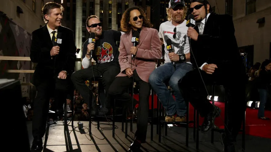 Foto archivo: El entrevistador de MTV, Kurt Loder, con el grupo musical Metallica durante las entrevistas previas al espectáculo en la plataforma de noticias de MTV en los MTV Video Music Awards de 2003 en el Radio City Music Hall el 28 de agosto de 2003 en la ciudad de Nueva York.