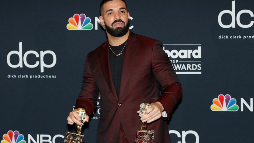 Drake posa con sus premios en la sala de prensa durante la ceremonia de entrega de los premios Billboard Music Awards, este miércoles 1, en Las Vegas, Nevada (Estados Unidos)