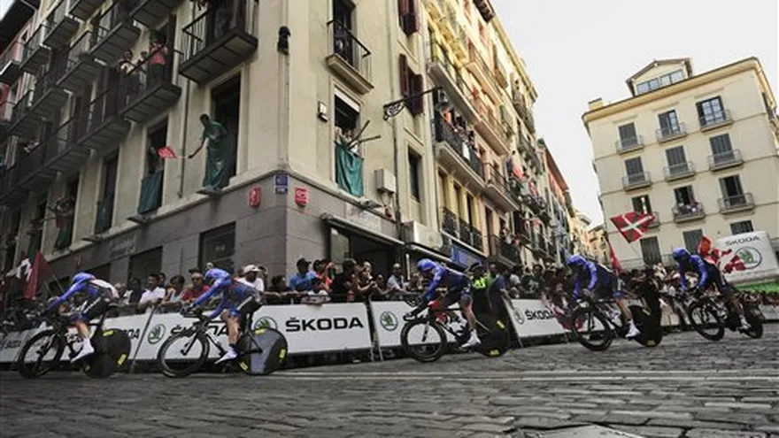 Vuelta: Movistar gana contrarreloj, Castroviejo primer líder