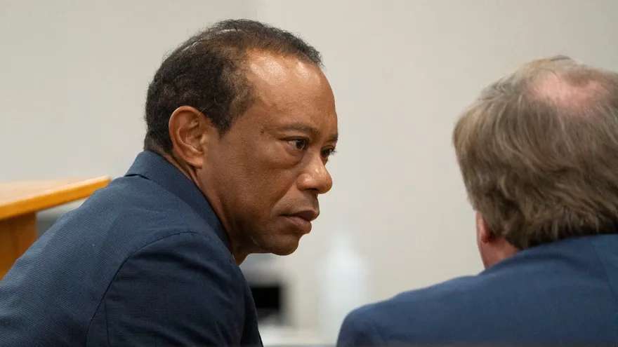 Tiger Woods (i) durante la vista judicial