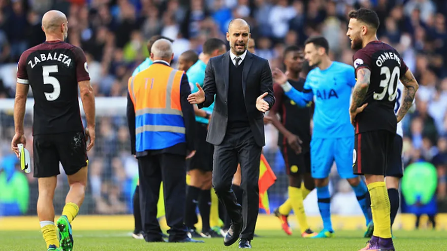 Pep Guardiola, técnico del Mánchester City, intenta motivar a sus dirigidos