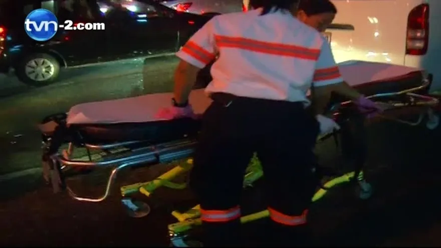 Taxista colisiona ambulancia, 3 heridos