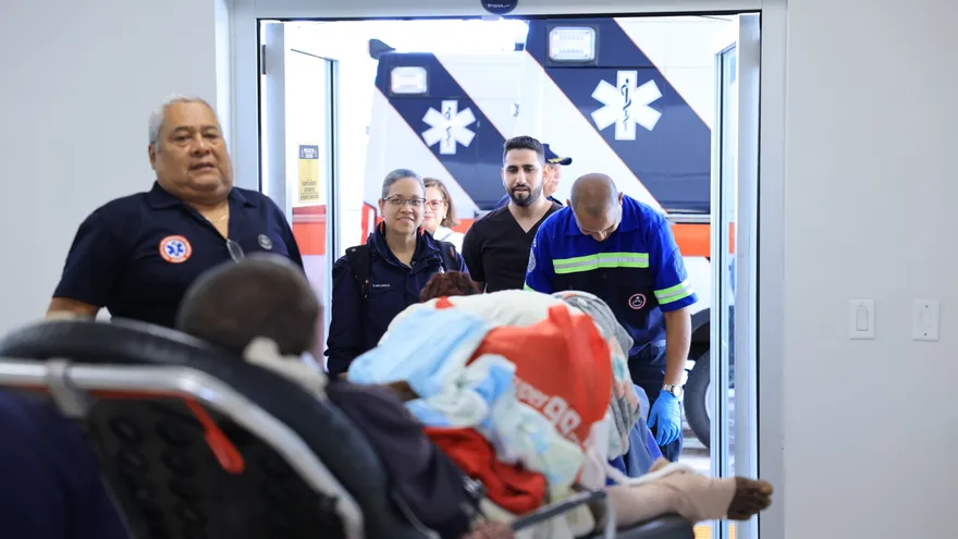 Pacientes siendo trasladados hacia las nuevas instalaciones del Hospital Amador Guerrero