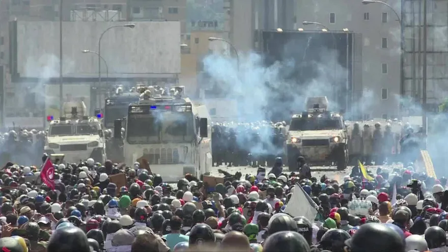 Oposición venezolana marcha, Maduro lanza comando antiterrorista