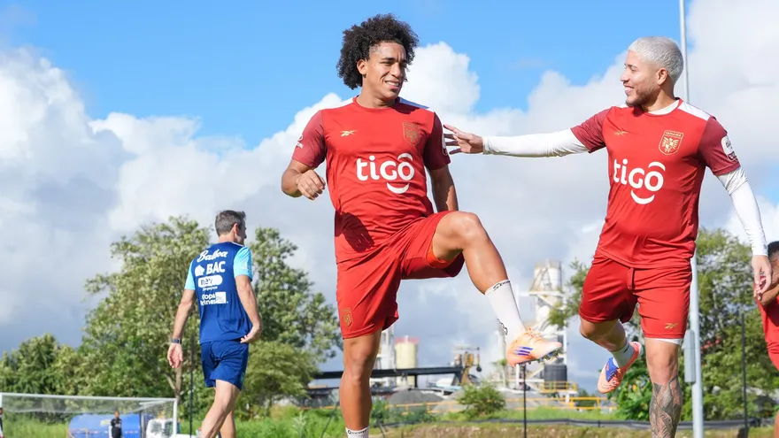 Adalberto Carrasquilla (i) junto a Cristian Martínez (d) en un entrenamiento de la Selección de Panamá