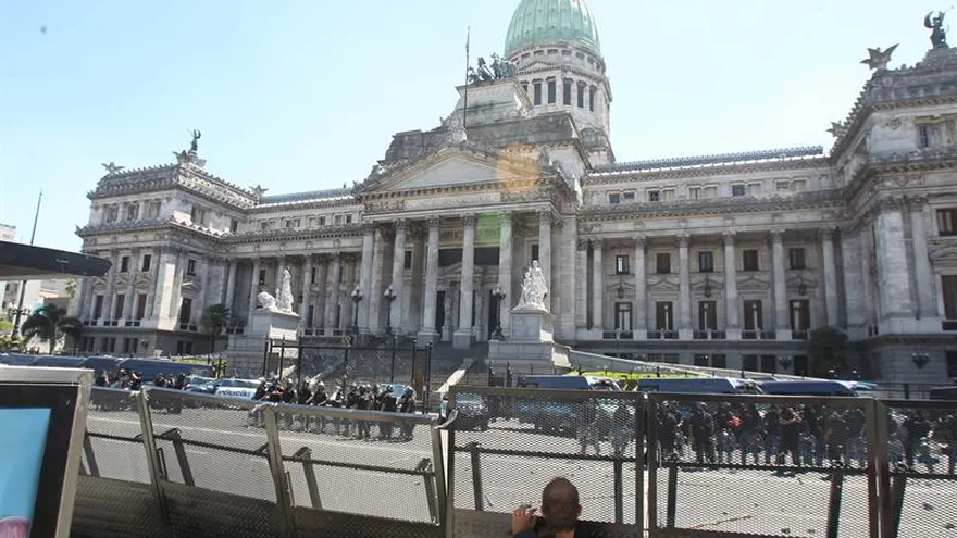 Disturbios fuerzan a Congreso argentino suspender sesión