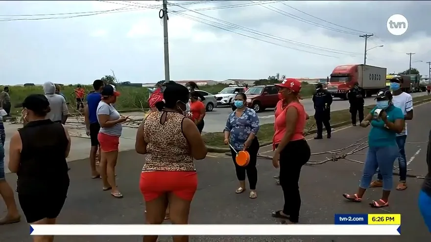 Siguen las protestas por demora en entrega de bonos y bolsas de comida