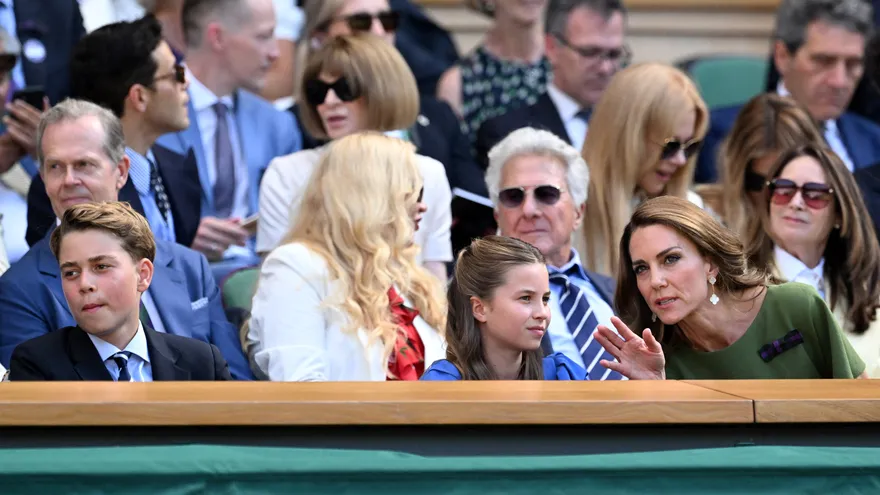 Catalina, princesa de Gales, conversa con la princesa Charlotte de Gales antes de la final individual masculina de tenis entre el italiano Jannik Sinner y el alemán Alexander Zverev, en la última jornada del Campeonato de Wimbledon 2026, en el All England Lawn Tennis and Croquet Club, en Wimbledon, al suroeste de Londres, el 12 de julio de 2026.