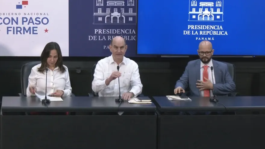 El ministro de Economía y Finanzas, Felipe Chapman (centro).