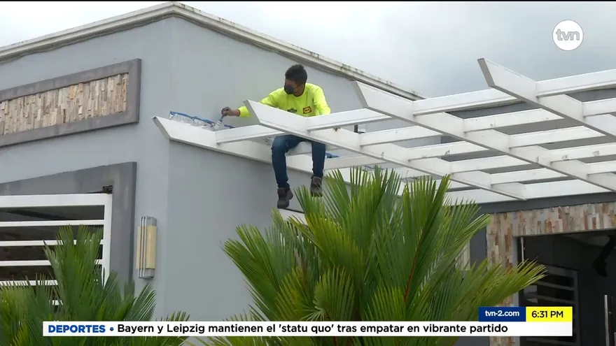 Panameños pintas sus casas en medio de la pandemia