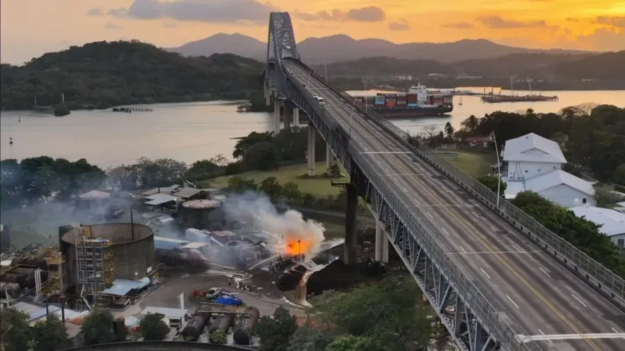 Bomberos concluyen que incendio bajo el Puente de las Américas habría sido provocado por error humano