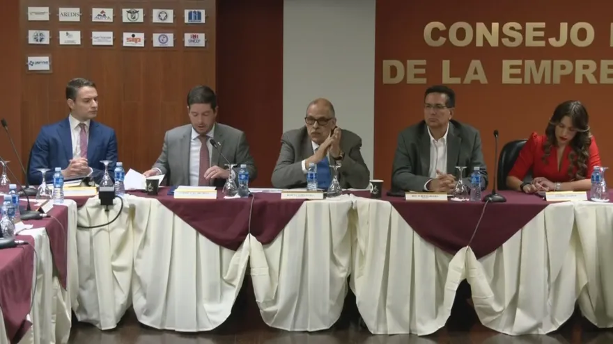 Empresarios junto a ministro de Comercio e Industrias