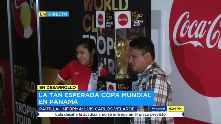 Cinco mil fanáticos se fotografían con el Trofeo del Mundial en Panamá