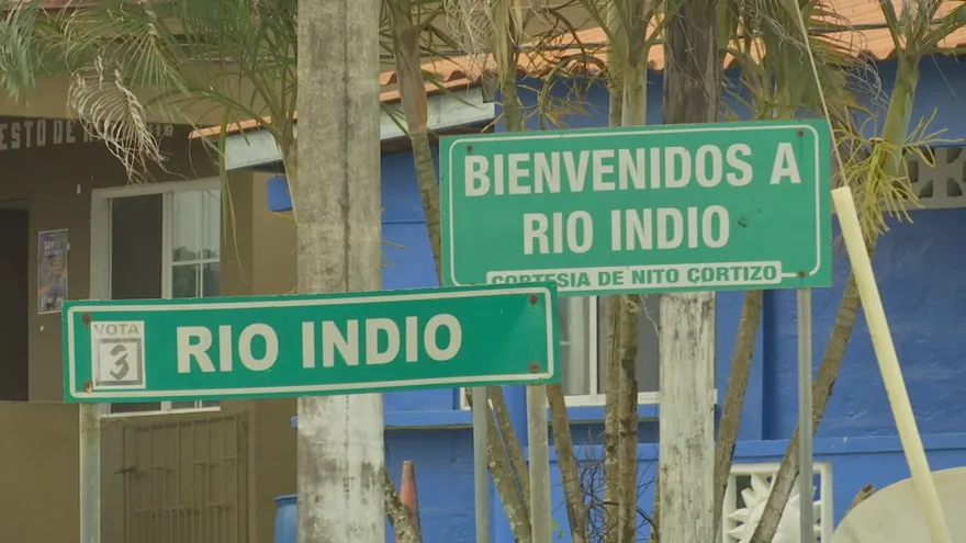 Ub letrero anuncia la llegada a la comunidad en Río Indio