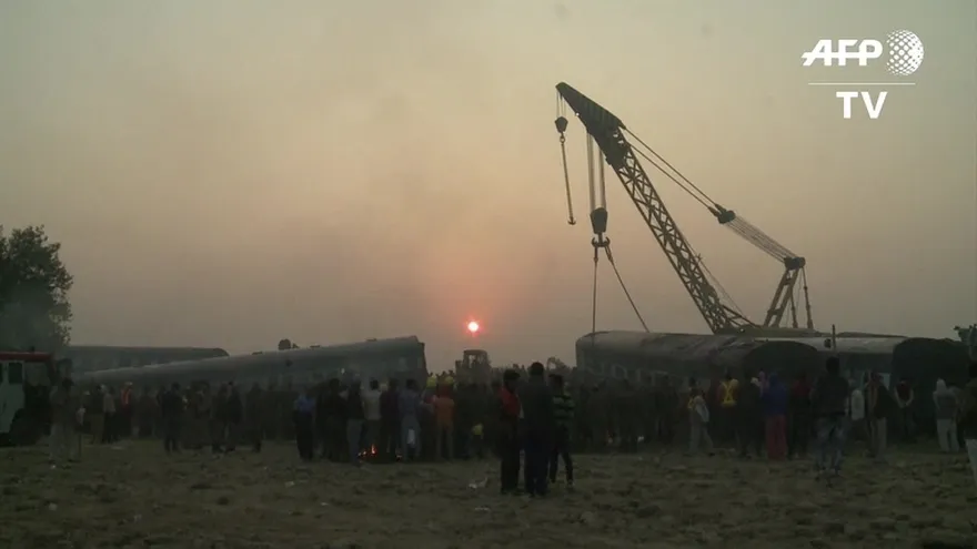 Sube a 142 cantidad de muertos en accidente de tren en India