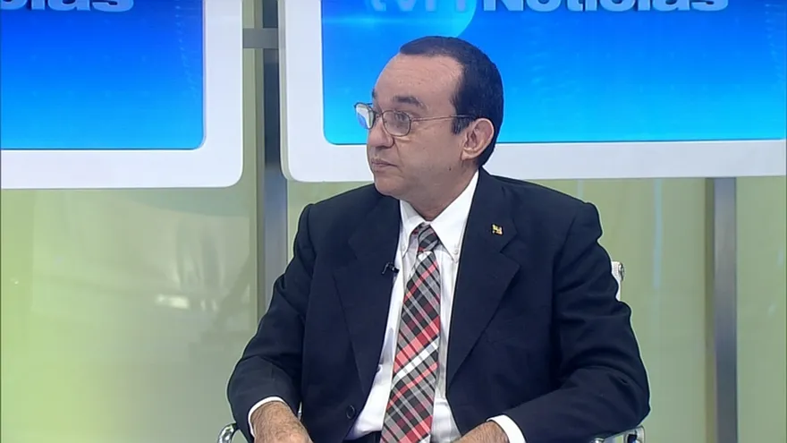 Eduardo Flores, Catedrático y Físico