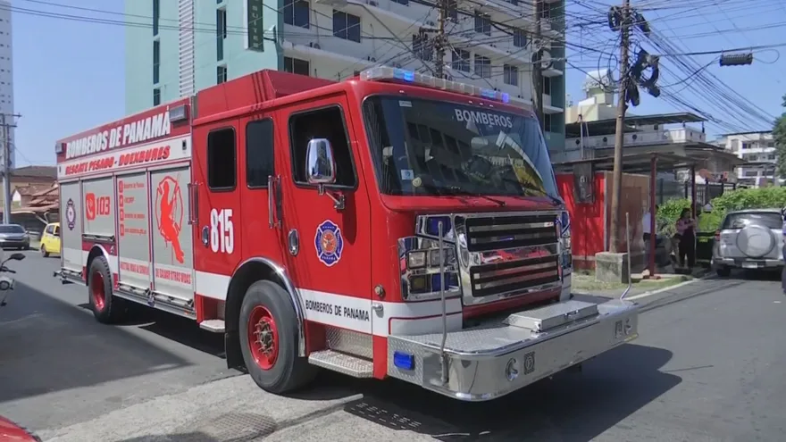 Bomberos controlan emergencia por antena desprendida en edificio de la Lotería Nacional