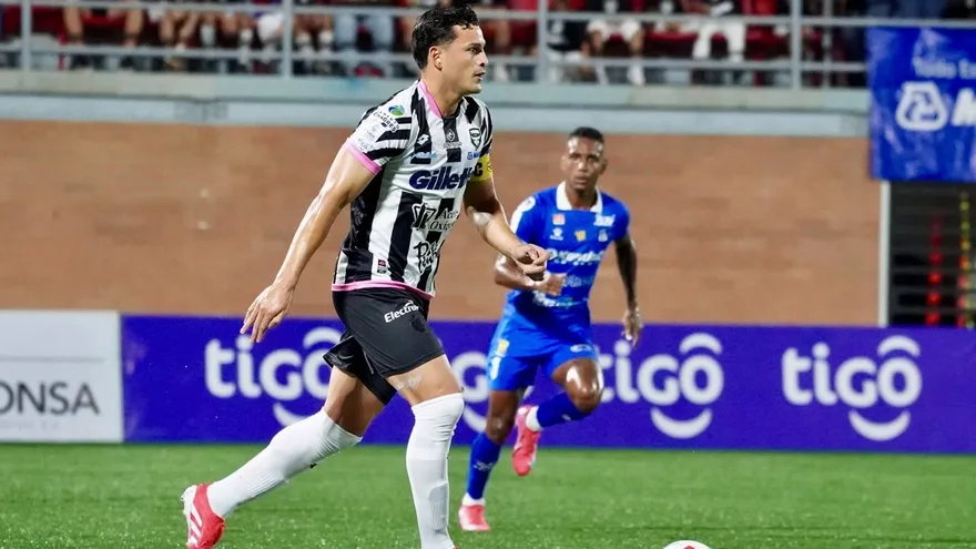 Jan Vargas durante el partido entre Tauro FC y Árabe Unido