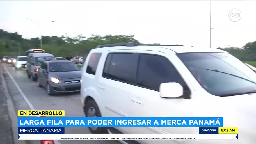 Largas filas de vehículos para entrar a Merca Panamá