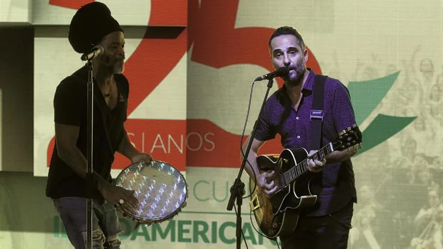 El músico brasileño Carlinhos Brown (i), y el músico uruguayo Jorge Drexler (d), durante su actuación en la presentación del libro "Somos Iberoamérica. 25 años de Cumbres Iberoamericanas".
