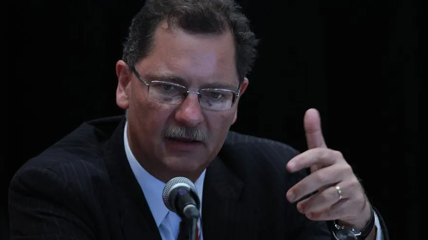 El Co-autor del Informe ""Efectos de China en la Cantidad y Calidad del Empleo en América Latina y el Caribe"", Enrique Dussel Peters, habla durante la presentación del informe, en un Hotel de la Ciudad de México (México)