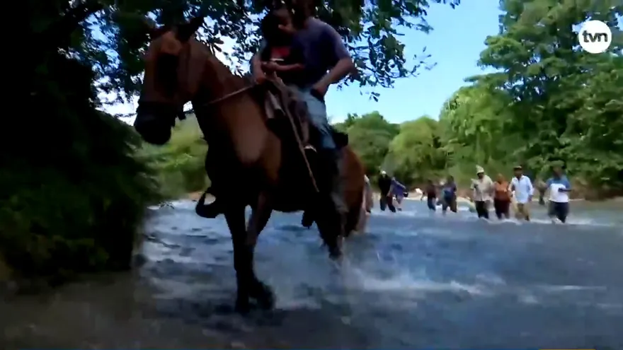 Residentes se arriesgan en comunidad sin puente en Chepo