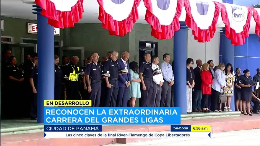 La Policía entrega reconocimiento a Mariano Rivera