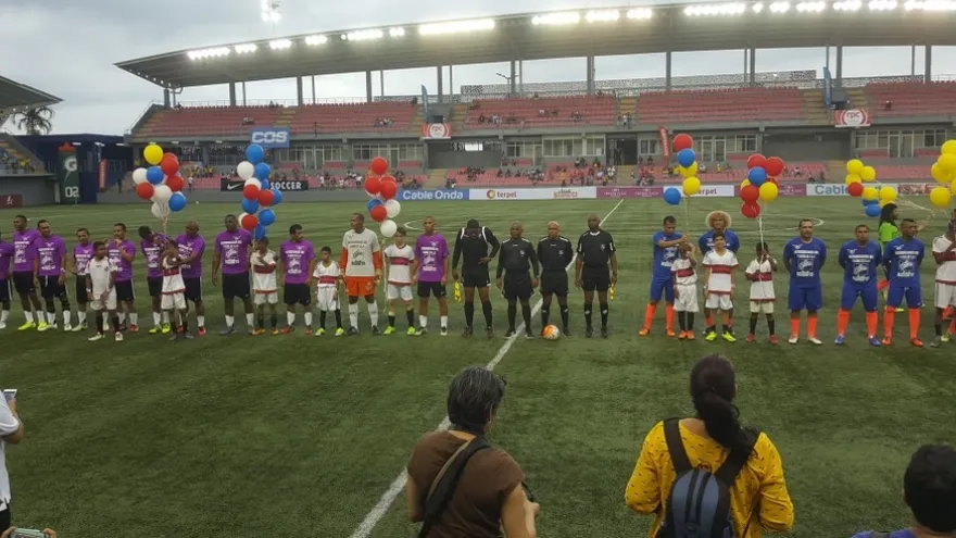 Pibe Valderrama y René Higuita en el partido de la Confraternidad.