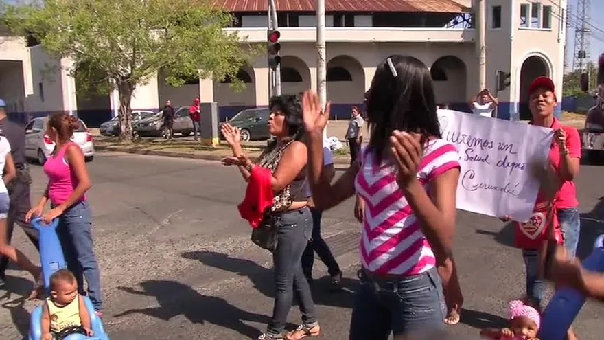 Médicos y residentes protestan en Curundú