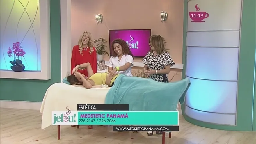 Carolina recibe masajes en su abdomen para evitar estrías durante el embarazo