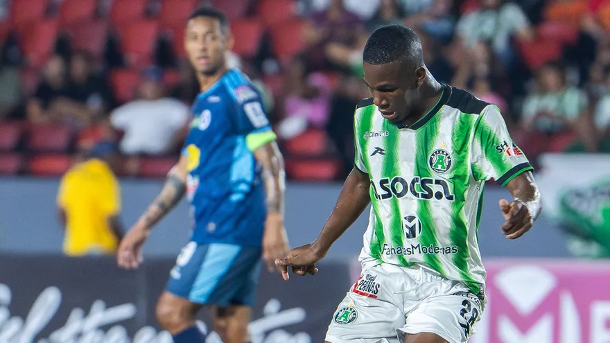 Acción del partido de ida de la semifinal entre Alianza FC y Veraguas United en el Torneo Clausura 2026 de la LPF
