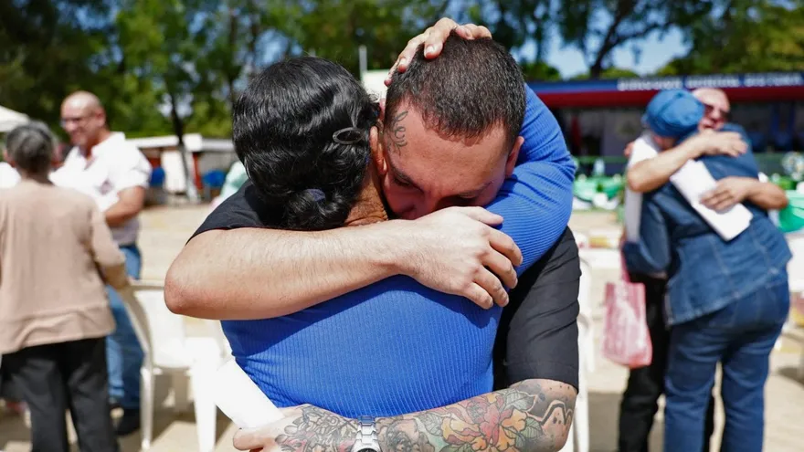 Momento en que familiares abrazan a presos políticos liberados en Venezuela.