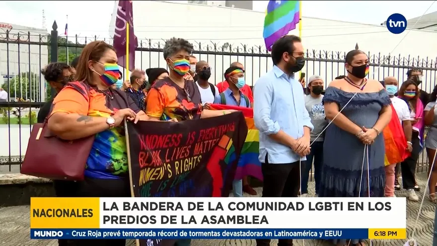 Realizan izada de la bandera de la comunidad LGBTI en Panamá