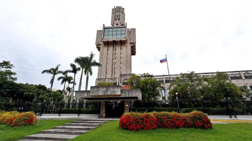 Vista del exterior de la embajada de Rusia hoy, martes 11 de septiembre de 2018, en La Habana (Cuba). Las agencias de inteligencia estadounidenses que investigan los misteriosos "ataques" que afectaron al personal diplomático de EE.UU. en Cuba y China apuntan a Rusia como principal sospechoso de la autoría, informó hoy la cadena NBC, citando fuentes de la investigación.