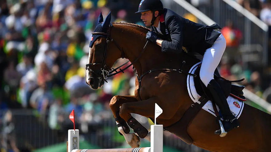 Momentos cuando Kevin Staut de Francia, monta a Reveur de Hurtebise durante la segunda ronda en el  Centro Ecuestre Olímpico.